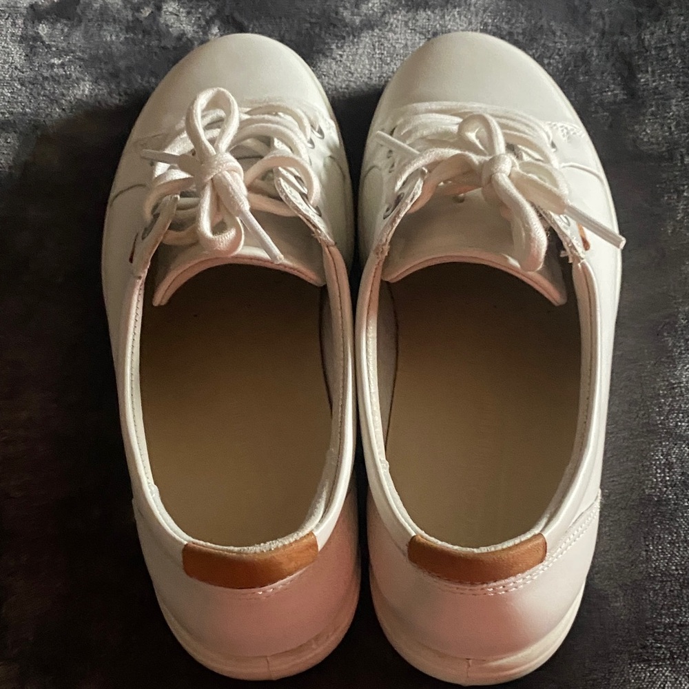 Ecco White Lace-Up Sneakers with Tan Heel Tab. Excellent condition. Size 39.